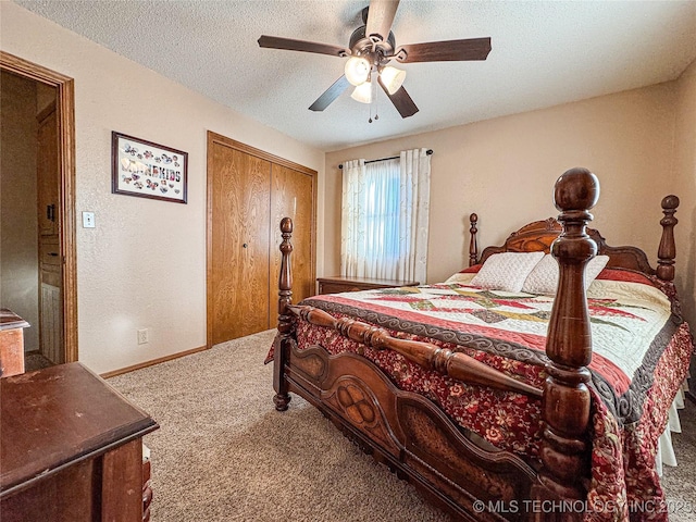 bedroom with ceiling fan, carpet floors, a textured ceiling, and a closet