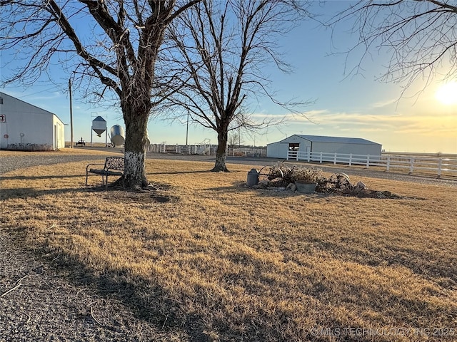 view of yard featuring an outdoor structure