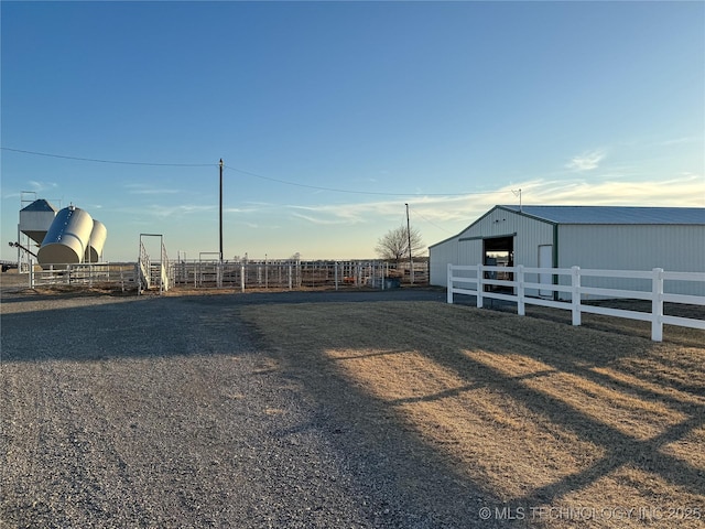 view of yard featuring an outdoor structure