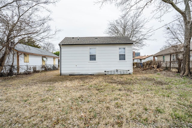 back of house featuring a lawn