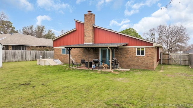 back of house featuring a lawn