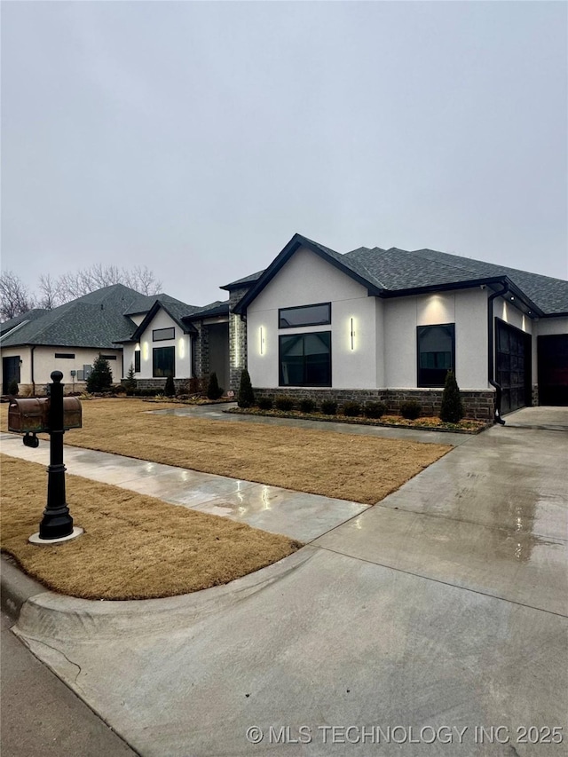 view of front of home featuring a front lawn