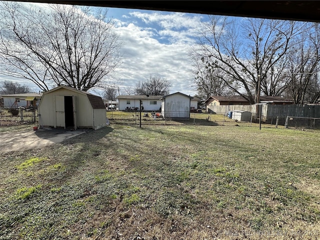 view of yard featuring a shed