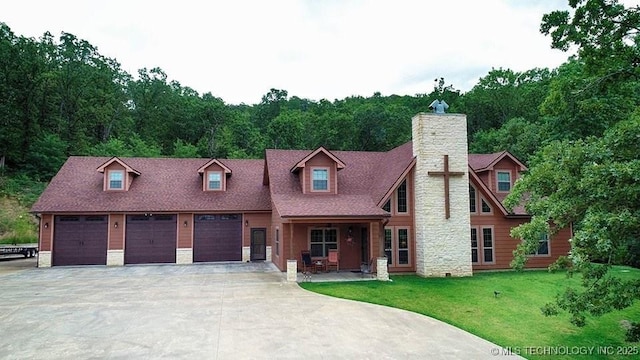 view of front of property featuring a front yard