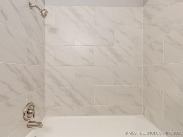 bathroom with tiled shower / bath