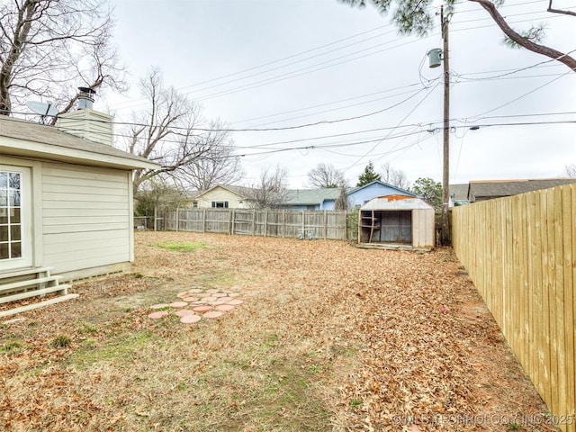 view of yard featuring a storage shed