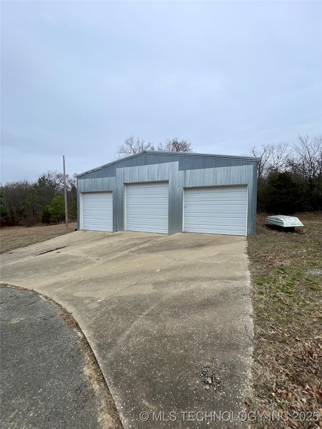 view of detached garage