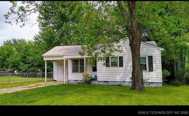 view of front facade featuring a front yard