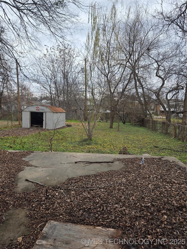 view of yard with a shed