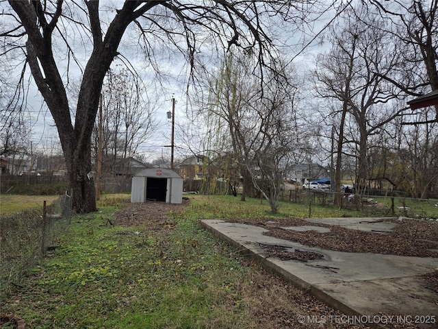 view of yard featuring a storage shed