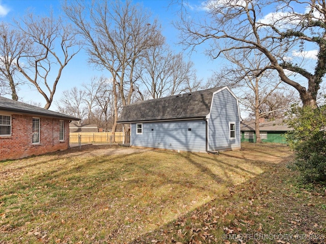 back of house featuring a lawn