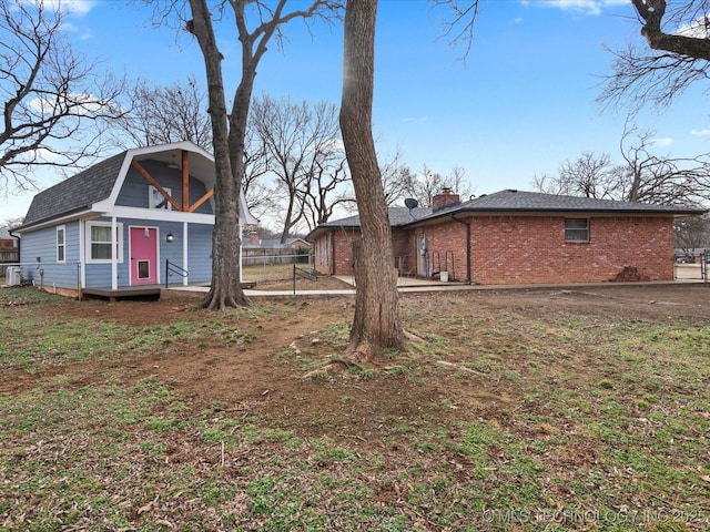 view of yard with an outdoor structure