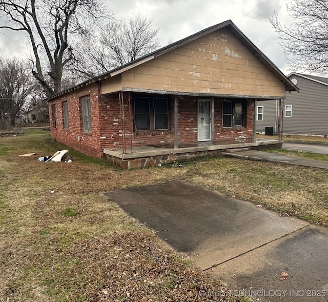 view of front facade featuring covered porch and a front yard