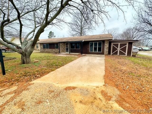 ranch-style home featuring a front lawn