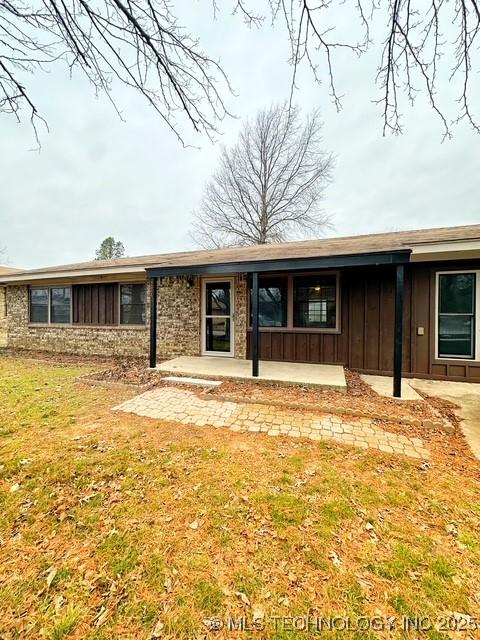 single story home featuring a patio and a front lawn