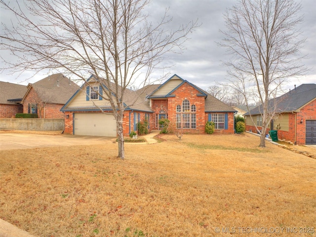 view of front facade featuring a garage and a front yard