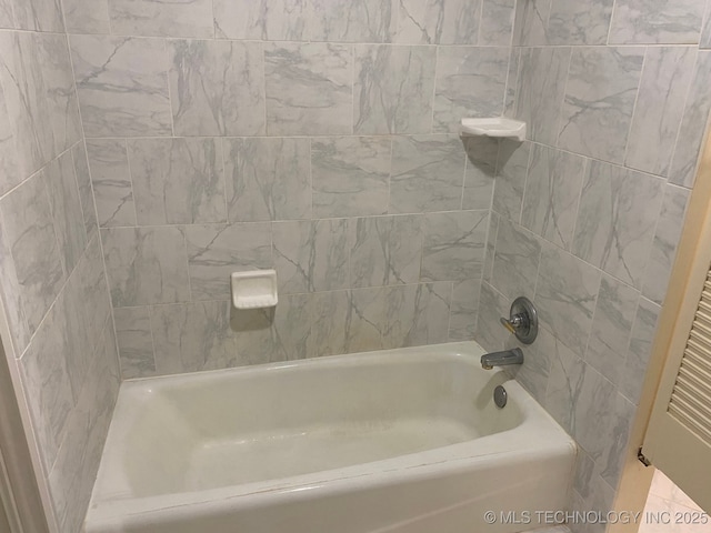 bathroom with tiled shower / bath combo