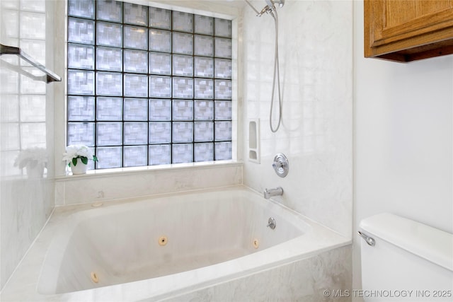 bathroom with toilet and tiled shower / bath