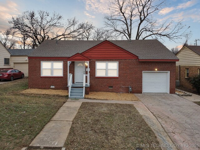 view of front facade with a garage and a yard