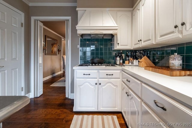 bar with dark wood-type flooring, backsplash, custom range hood, and white gas stovetop
