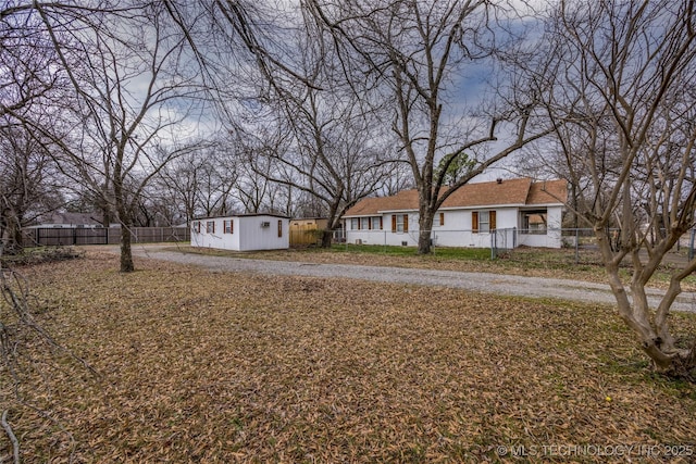 view of yard with an outdoor structure