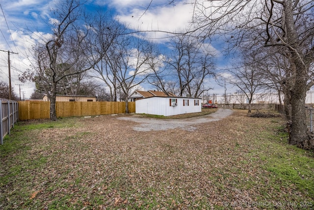 view of yard with an outbuilding