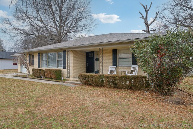 ranch-style house featuring a front yard