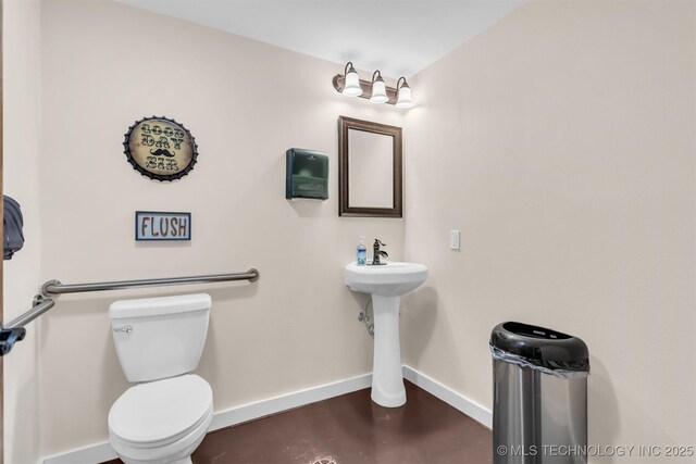 488 Rock House Rd, Bennington, OK 74723 - bathroom featuring baseboards and toilet
