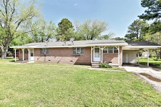 ranch-style home featuring a carport and a front lawn