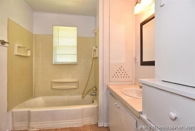 bathroom with vanity and tiled shower / bath