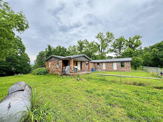 single story home with a front lawn