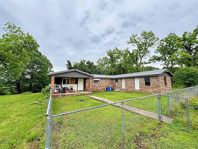 single story home featuring a front yard