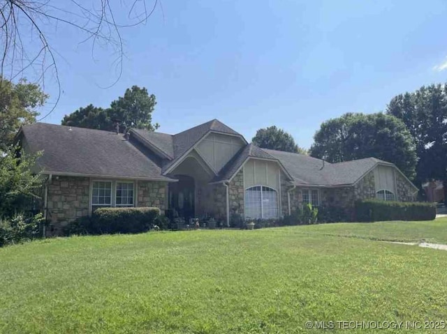 ranch-style house featuring a front yard