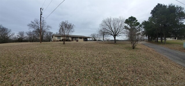 view of front facade with a front lawn