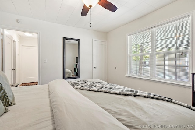 bedroom with ceiling fan