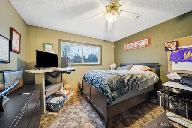 bedroom featuring ceiling fan, carpet floors, and a textured ceiling