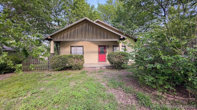 view of front of house featuring a front lawn