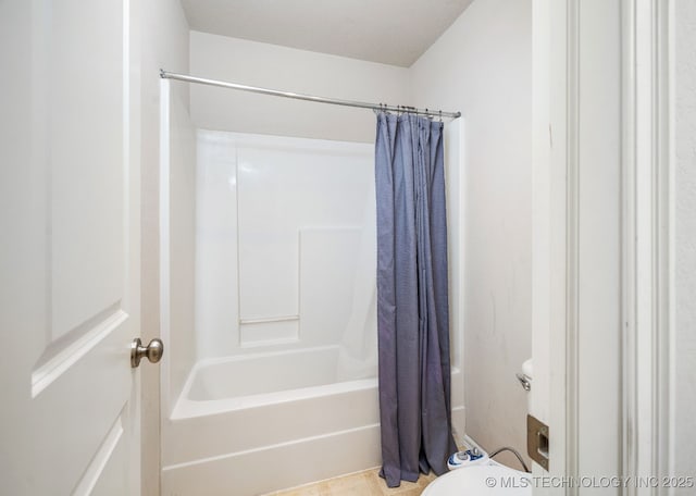 bathroom with shower / bath combo with shower curtain