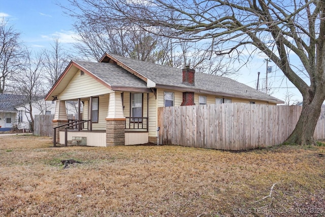 view of front of property featuring a porch and a front yard