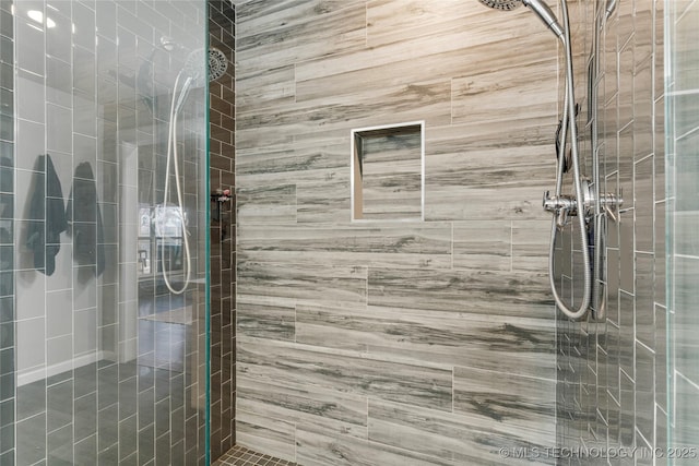 bathroom featuring a tile shower