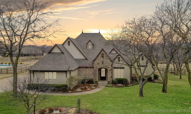 view of front of house featuring a lawn