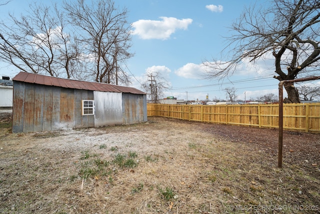 view of yard featuring a shed