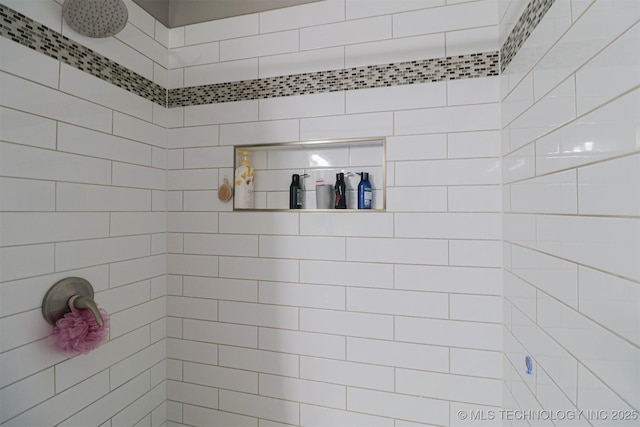 bathroom featuring tiled shower