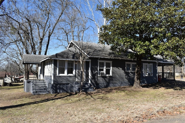 view of front of house featuring a front lawn