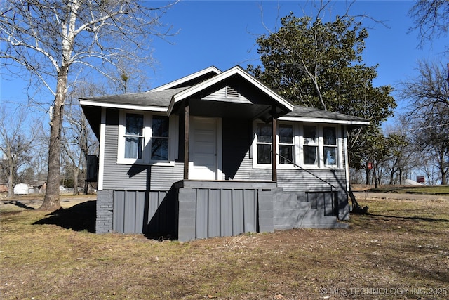 view of front of home with a front lawn