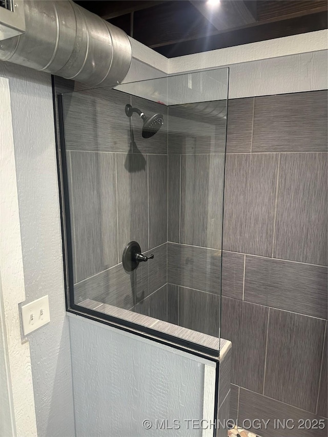 bathroom featuring tiled shower