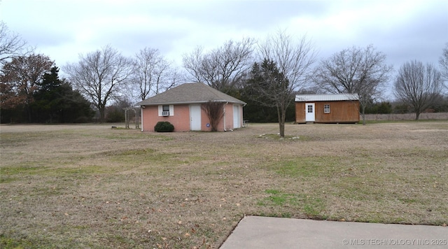 view of yard featuring a storage unit