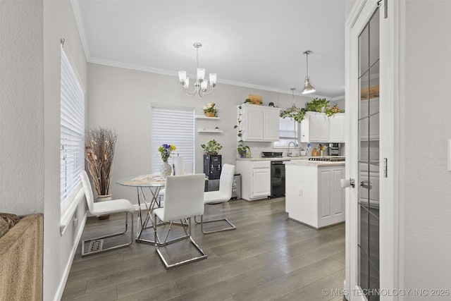 dining area with ornamental molding, dark hardwood / wood-style floors, sink, and a notable chandelier