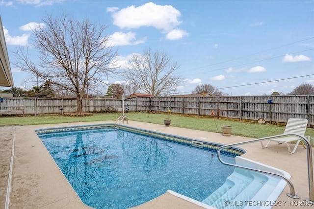 view of swimming pool featuring a lawn