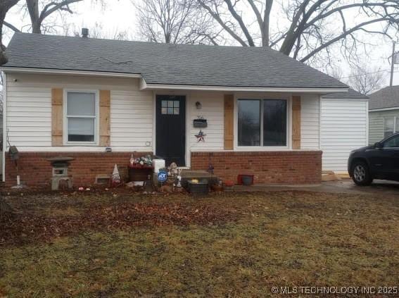 view of front of house with a front lawn